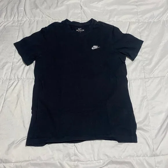 Nike - Basic Tee - Picture 1 of 1